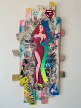 Carica l&#39;immagine nel visualizzatore di Gallery, Tableau POP Art représentant une femme séduisante sur des planches de palette colorées et textures éclectiques.