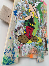 Carica l&#39;immagine nel visualizzatore di Gallery, Tableau POP Art Astérix sur bois recyclé, mélange de couleurs vives et techniques artistiques.