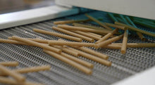 Charger l&#39;image dans la galerie, Paille bagasse en canne à sucre sur un plateau métallique, illustrant une option écologique pour les boissons.