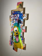Laden Sie das Bild in den Galerie-Viewer, Tableau Pop Art Pluto fait main avec palette de bois et matériaux de qualité, inspiré de Disney.