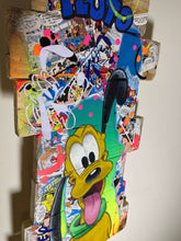 Laden Sie das Bild in den Galerie-Viewer, Tableau Pop Art Pluto en bois, inspiré de Disney, décor vibrant et unique pour un intérieur amusant.