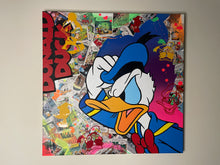 Charger l&#39;image dans la galerie, Tableau Pop Art de Donald Duck, réalisé avec peinture acrylique et stickers, vibrant et ludique.