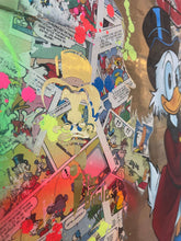 Carica l&#39;immagine nel visualizzatore di Gallery, Tableau POP art Picsou avec couleurs vives, extraits de bandes dessinées et design dynamique sur bois sculpté.