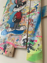 Charger l&#39;image dans la galerie, Pop art tableau of Bugs Bunny on palette wood, featuring vibrant colors and nostalgic comic strips.
