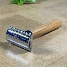 Charger l&#39;image dans la galerie, Rasoir de sureté en chêne fabriqué en France, design traditionnel sans plastique et manche en bois naturel.