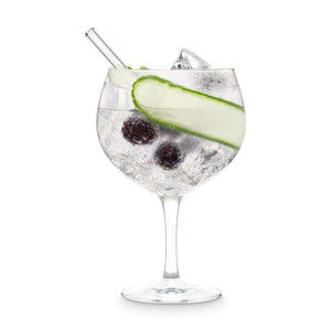Verre rempli de boisson avec paille courte en verre borosilicate et garniture de concombre et baies.