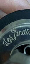 Charger l'image dans la galerie, Détail de la gravure laser Les Jardins de Nana sur bec verseur inox, marquage indélébile résistant au lave-vaisselle
