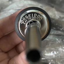 Charger l'image dans la galerie, Bec verseur inox gravé au logo Poseidon Dry Gin, personnalisation laser sur inox alimentaire