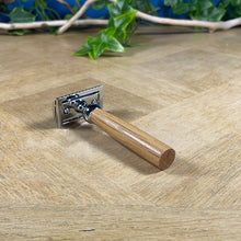 Charger l&#39;image dans la galerie, Rasoir de sureté en chêne fabriqué en France, design traditionnel, manche en bois, 100% zéro déchet.