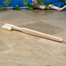 Carica l&#39;immagine nel visualizzatore di Gallery, Brosse à dents poils naturels et bois de hêtre | Novela