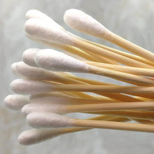 Charger l&#39;image dans la galerie, Coton-tiges biodégradables en bois présentant des tiges en bois et des embouts en coton, éco-responsables.